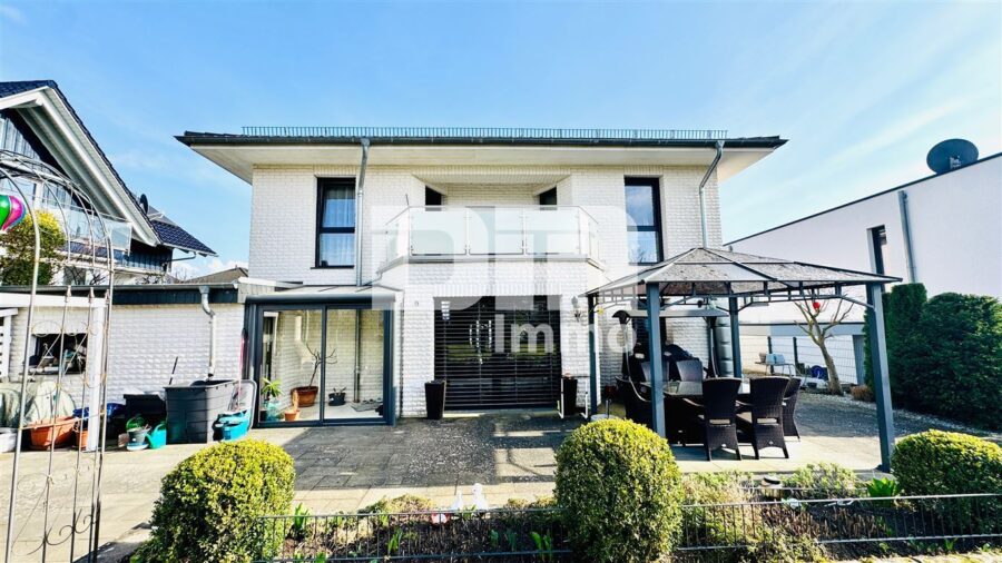 Luxeriöse Stadtvilla mit exklusiver Ausstattung in Traumlage mit vielen hochwertigen Extras - Rückansicht